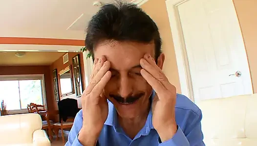 Kocası karısının bir yabancı tarafından sikilmesini izliyor