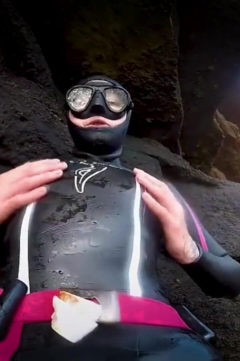 Costum umed neopren și masturbare cu mască de scufundare lângă mare