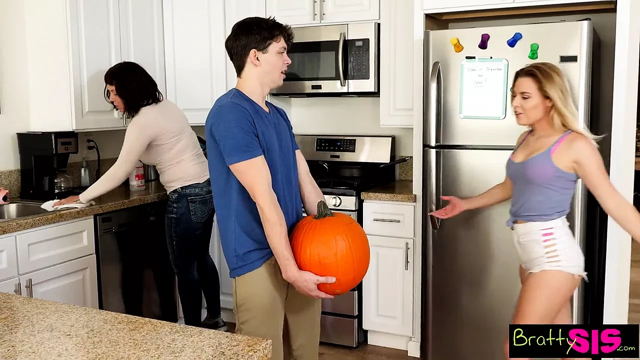 Bratty Sis - 哥哥在继母旁边操妹妹！ s3:e11