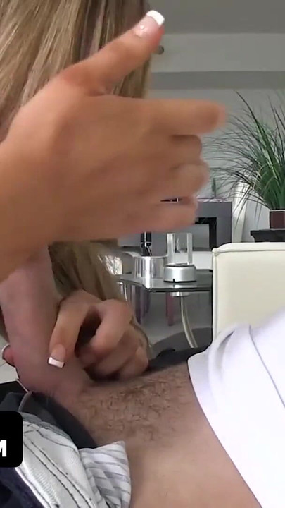 Uzbudljiv trenutak iz "TeamSkeet - Napaljena sitna kurvica žudnja za pažnjom, sagnuta da je sretni pastuh pojebe"