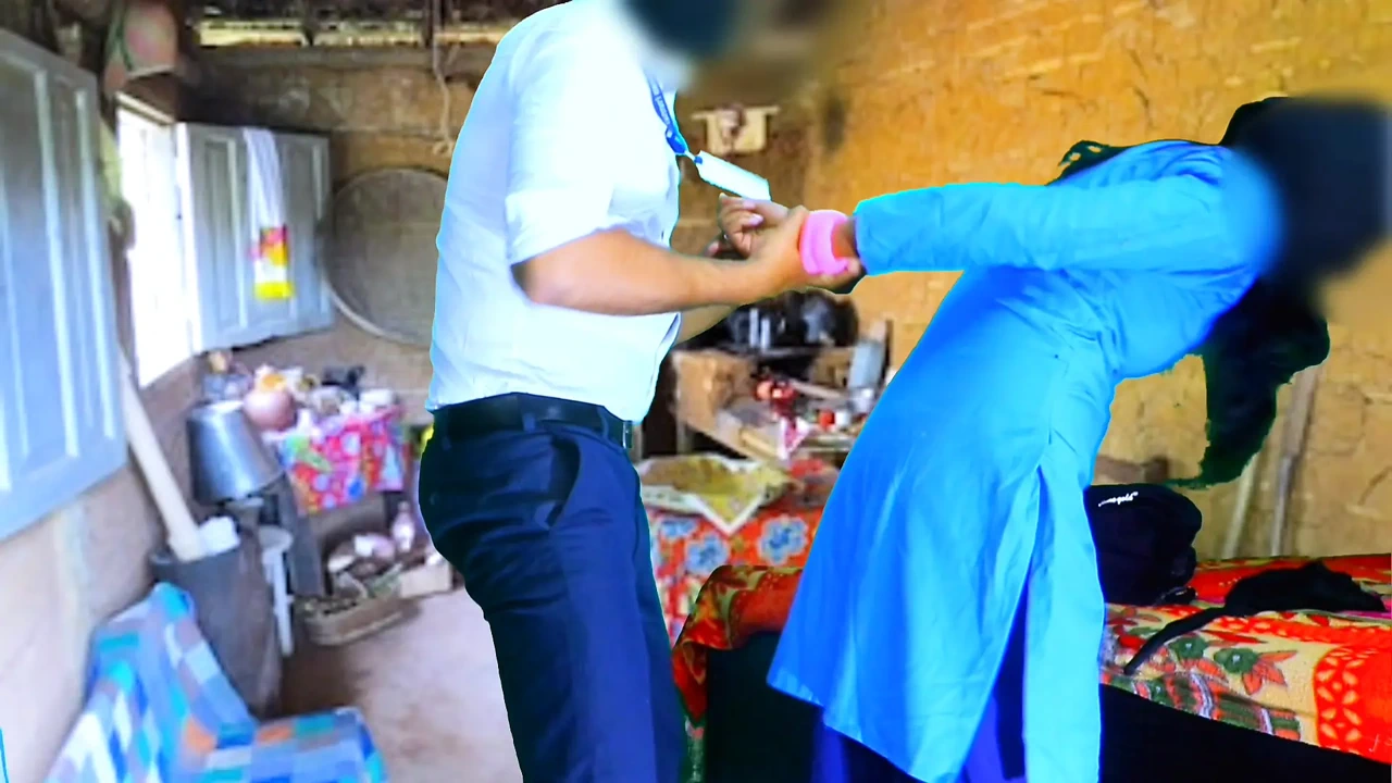 在小屋里做爱。德西村学生女孩紧阴道第一次Xxx视频，德西热漂亮的学生妹性爱