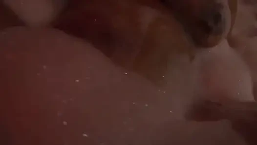 Грудастая девушка занимается сексом в джакузи с мужиком с Tinder