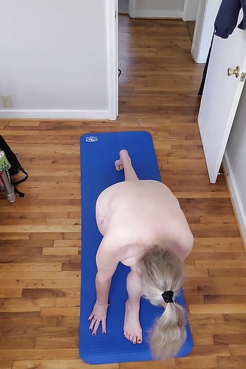 Ateşli orta yaşlı seksi iri güzel kadın çıplak yoga yapıyor!