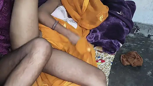 Hintli ateşli evli kadın evde domalarak sikişiyor