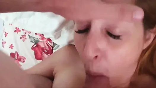 Istri rambut merah lagi asik nyepong kontol