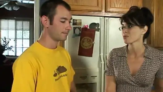 Похотливая милфа-брюнетка в очках соблазнила мужчину по соседству на ее кухне