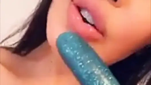 Lela Star edepsizce konuşurken küçük göt deliğine masaj yaptıktan sonra amına mastürbasyon yapıyor