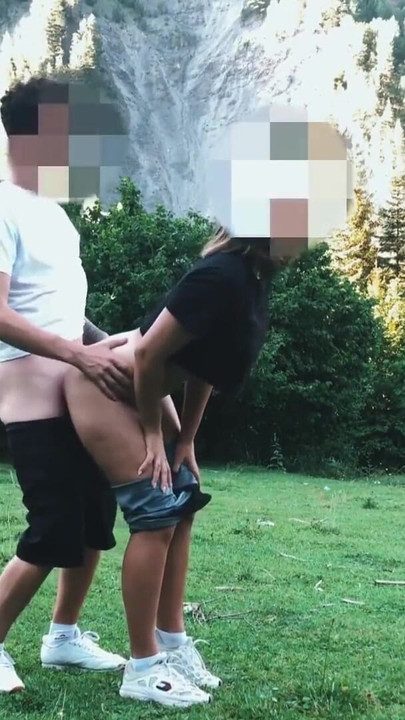 Zapanjujući trenutak iz filma "Studentica s velikom guzicom jebana u šumi stojeći u psećem stilu"