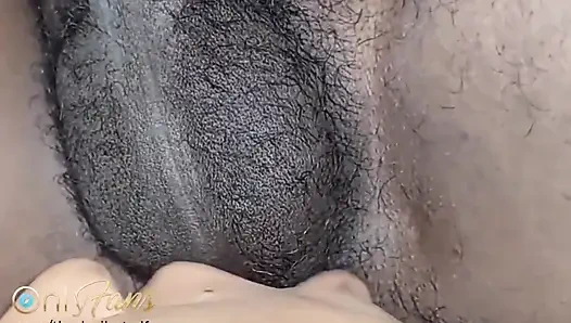 Hintli romantik ırklararası çift edepsizce konuşuyor ve seks yapıyor