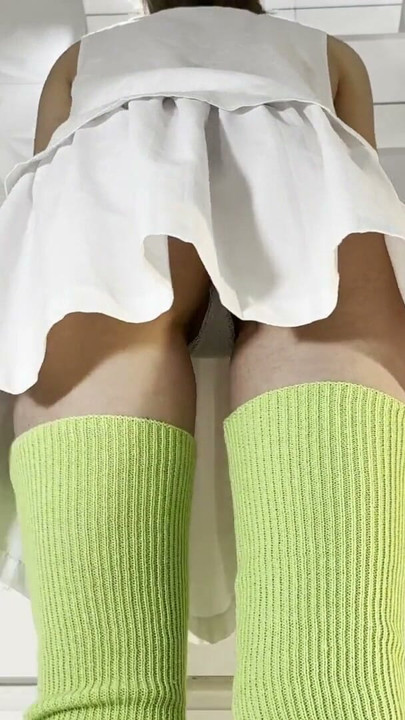 Une petite amie amateur sexy et sexy à la chatte rousse à la salle de bain se fait maquiner avec une jupe | Clip 2
