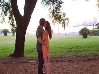 Encontro romântico e apaixonado no parque