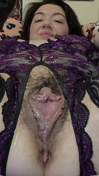 熟女無襠內衣中的奶油色情反應 | 短片 2