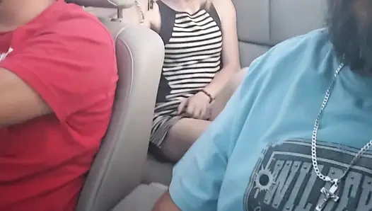 Cewek hot rambut pirang ini lagi asik muasin memeknya pakai dildo di kursi belakang mobil convertible