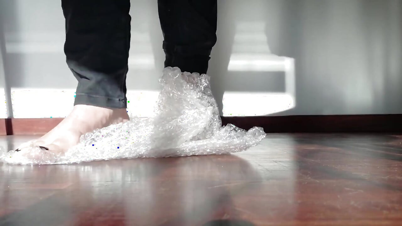 Asmr aux pieds nus debout sur une enveloppe de bulle