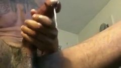 Un black se masturbe avec une bite monstrueuse et branle son sperme