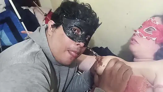 Koca göğüslerim lezzetli çikolatayla dolu kocamı emziriyorum