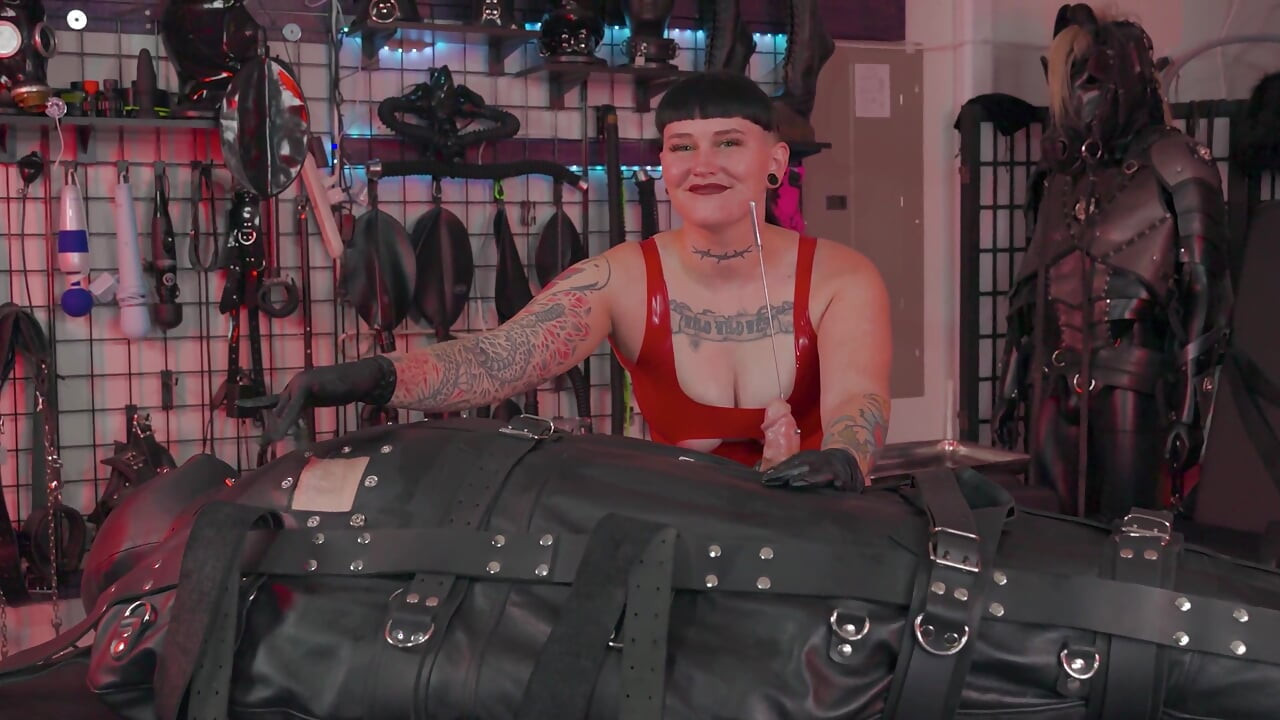 Bondage Sack Sub dostaje brzmiące przez Pani Nacke