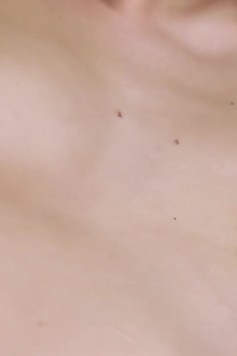 辣妹 - 在這個悶熱的加州下午滑到安妮卡·阿爾布里特床下的床單下
