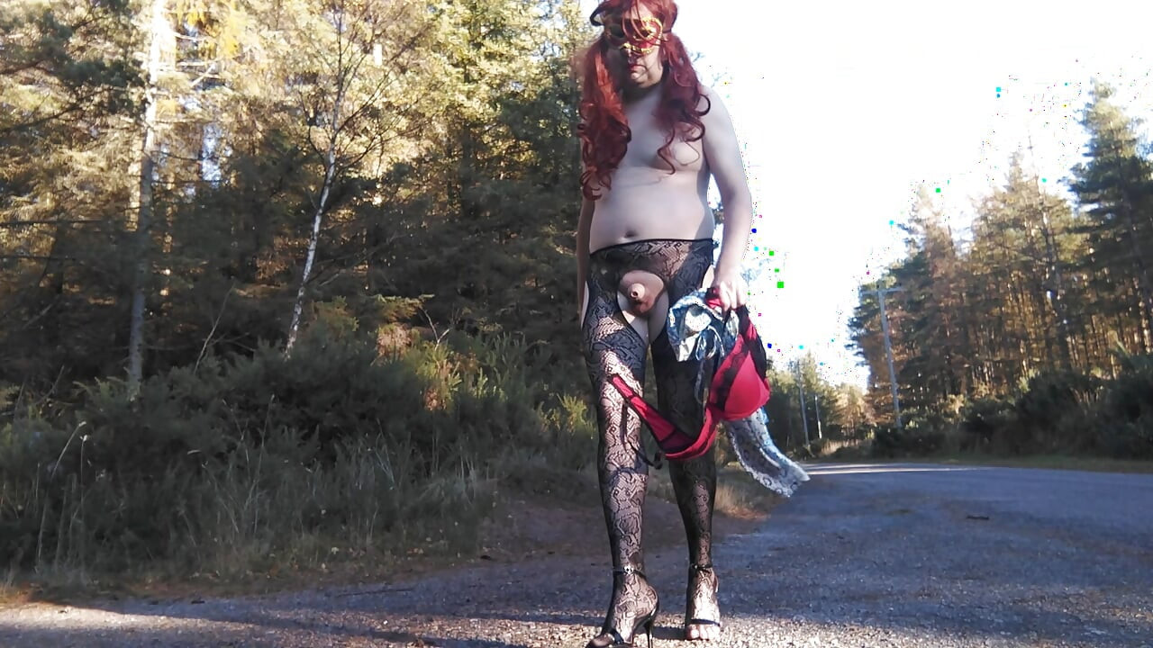 Sissy je skoro uhvaćena gola uz cestu