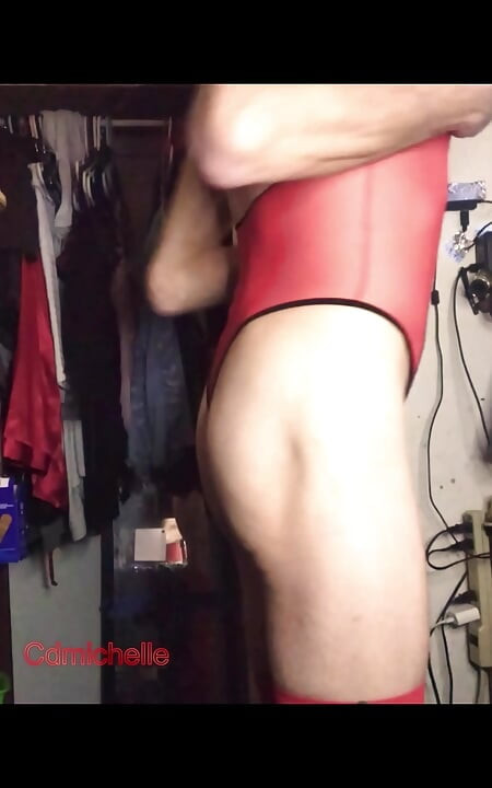 Η Cdmichelle φοράει κόκκινο κιλοτάκι καλτσοδέτας & μονοκόμματο κόκκινο κορμάκι