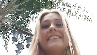 Blonde slet krijgt een rommelige lading in het gezicht na een gangbang met hengsten op de bank