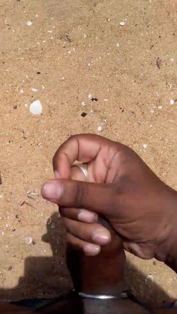 Meztelen tengerparti srilanka, fiú elélvez a strandon szórakozás kakasgyűrűvel nyilvános cum shot