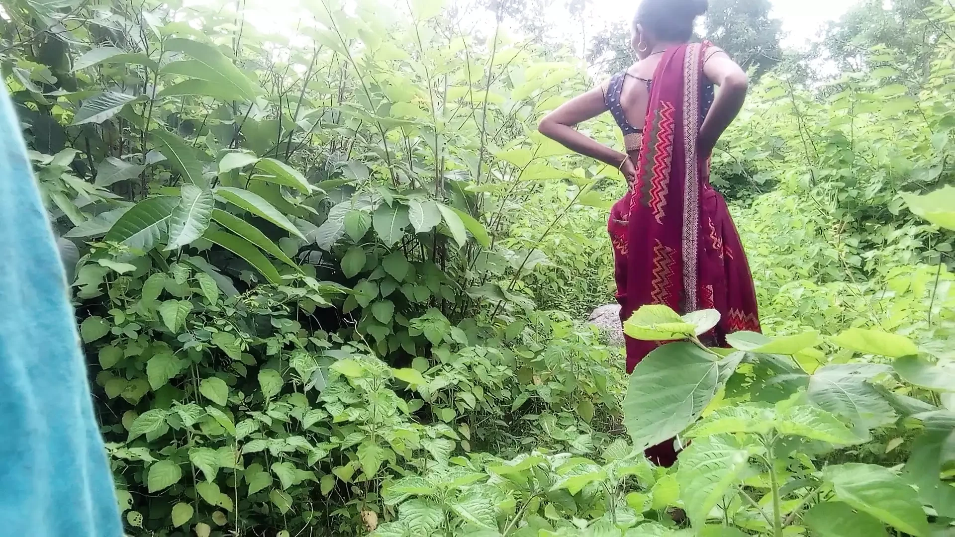 Pasangan muda kampung desi India tidak dapat berseronok di rumah, jadi berseronok penuh di hutan.