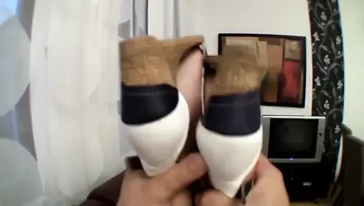 Cewek hot rambut cokelat didobel penetrasi di sofa sampai mengerang keenakan