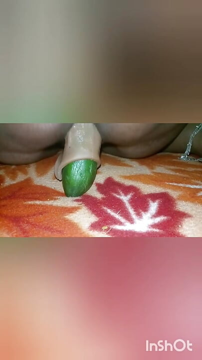 Savita yenge amına silikon salatalık koyarak sikiliyor.