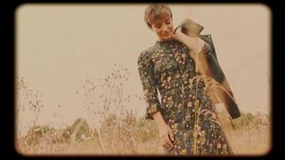 オアシスの花柄のドレス姿のフランキー・ブリッジ