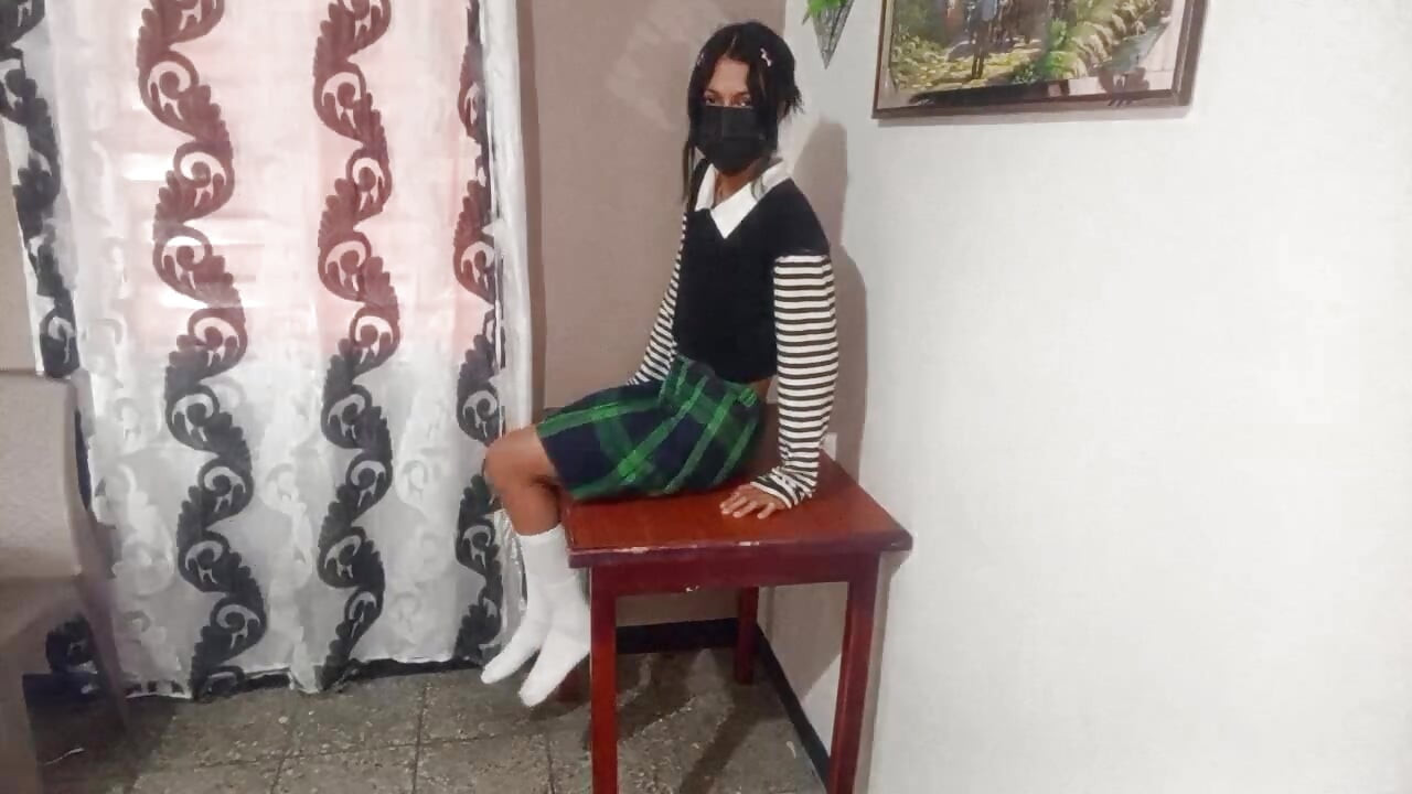 18-year-old schoolgirl receives her first pussy licking