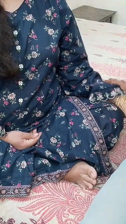 उसे अपने पति की सेक्स पावर के बारे में बताया क्योंकि वह बहुत परेशान है और समस्या का समाधान करती है | क्लिप 1