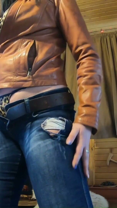 Cabin Striptease – Leder-Gürtel, Jeans & langsames Teasing (Teil 2) | Clip 2
