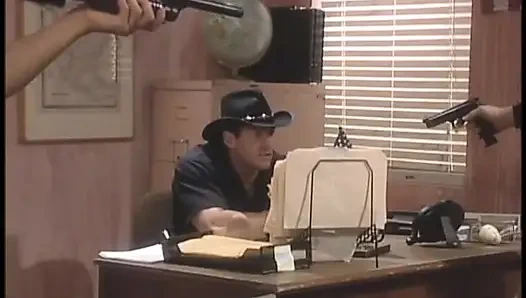 Büyük memeli şehvetli sarışın masada amını siktiriyor