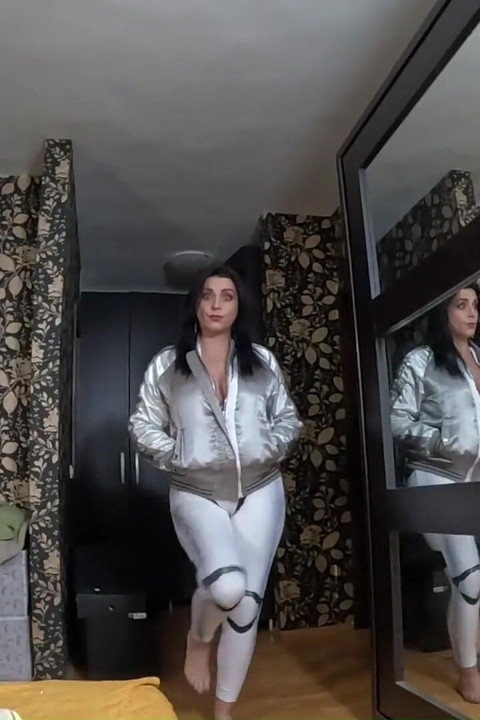 Tante seksi lagi asik masturbasi sampai tenggorokan sampai tenggorokan