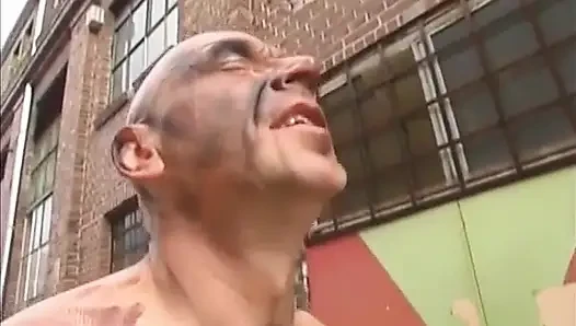 Gimp трахает его большой хуй на улице госпожа