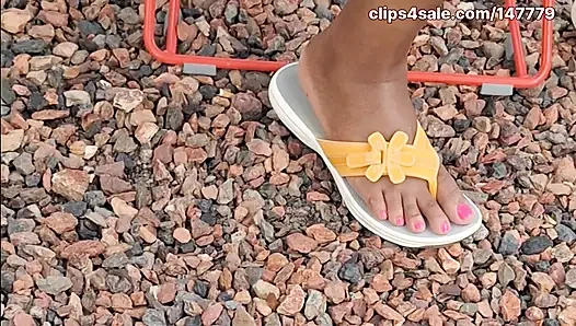 Ebenholz-MILF glänzende schenkel, beine und hübsche rosa zehen