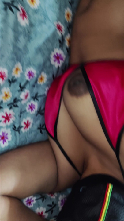 Village Randi Nazia - action nue et coquine | Clip 1