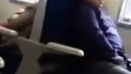 Pervertido masturbándose y comiendo su semen en el tren