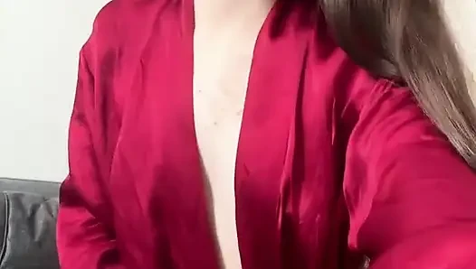 Die russische Schönheit zeigt eine Sammlung ihrer Unterwäsche und ihrer Löcher