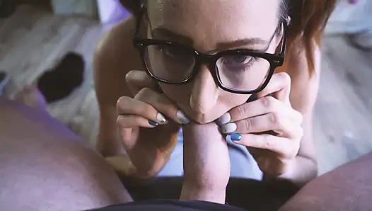 Gadis kutu buku yang nakal lagi asik mainin kulup, nyepong kontol sebelum toketnya dientot habis-habisan sampai dicrot di kacamata