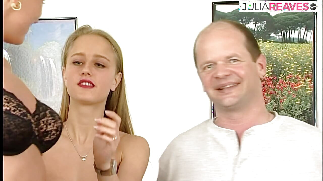 Si blonde lesbo berkongkek keras dengan dildo raksasa