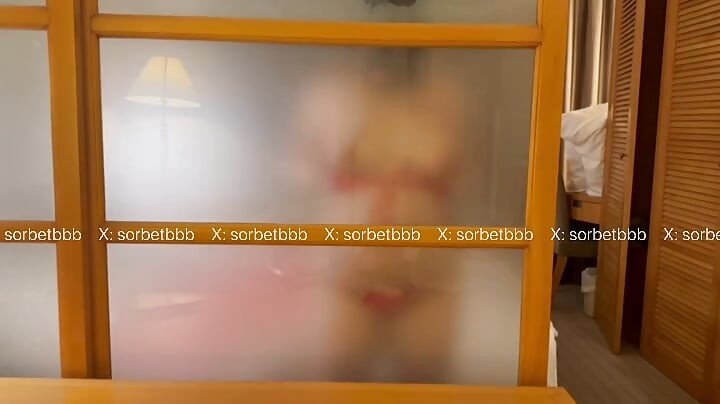 Asiático rojo micro bikini aceitoso baile y lamiendo vidrio