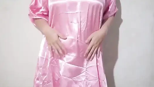 Индонезийское порно подглядывание за грудастой девушкой, принимающей ванну в прозрачном атласном платье