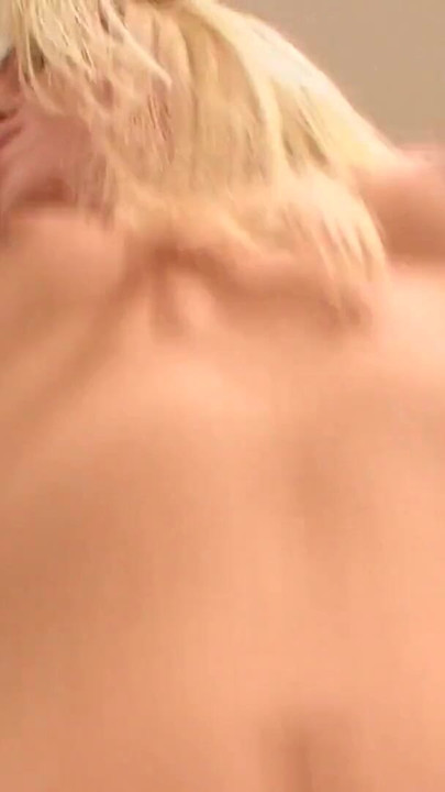 Moment captivant din "Soțul urmărește cum soția curvă blondă sexy este futută"