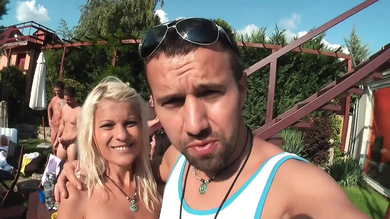 狂野泳池派对群交与金发女郎吮吸大鸡巴