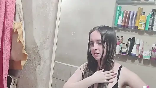 Islak Kılları Fırçalıyor