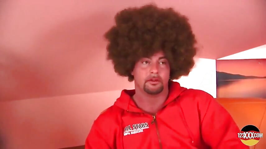 Cewek hot rambut pirang lagi asik potong dan ngentot kontol pacarnya