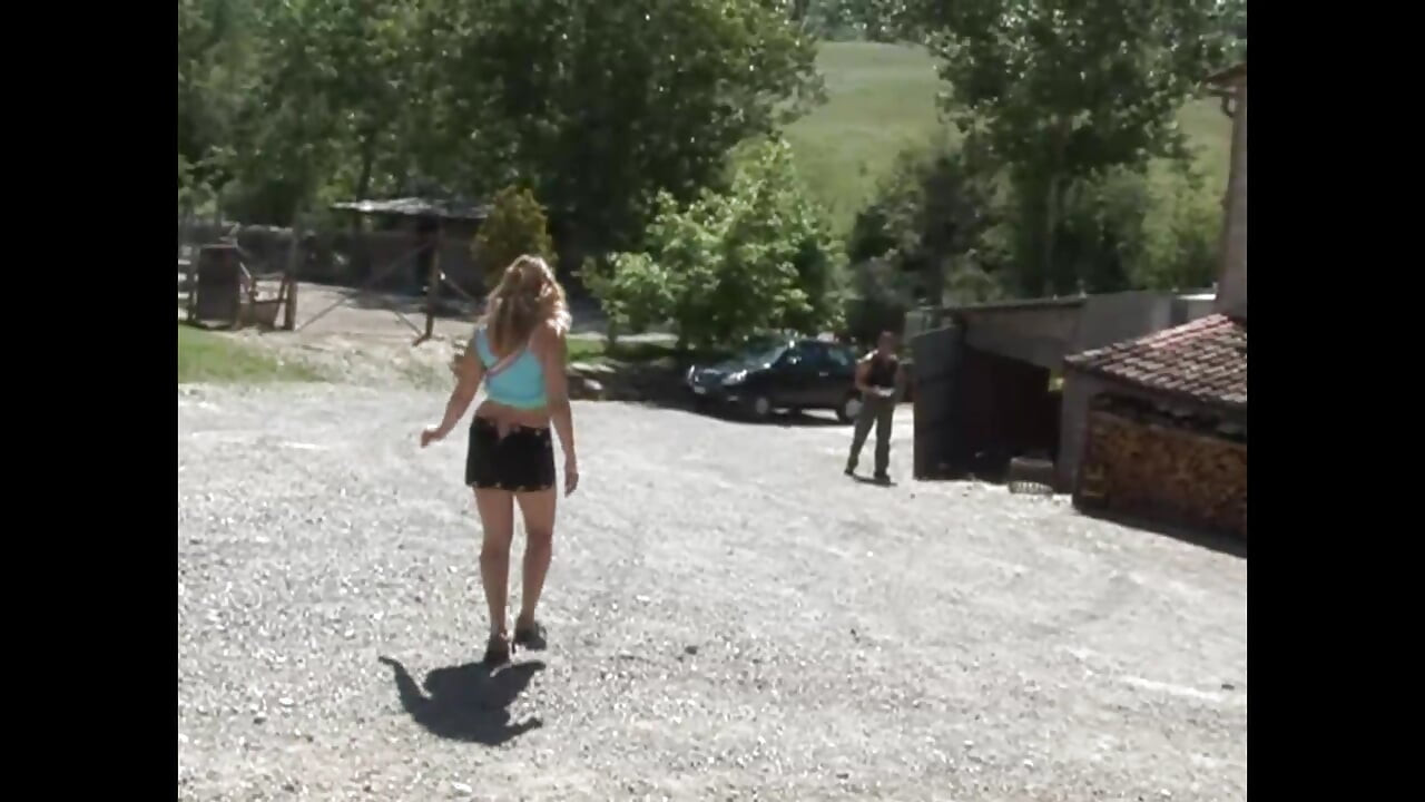 巨乳熟女和金发荡妇：她会让任何男性享受, 而他操她