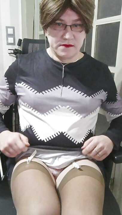Patty crossdresser pere prste i zube u maloj rupici ljubavi